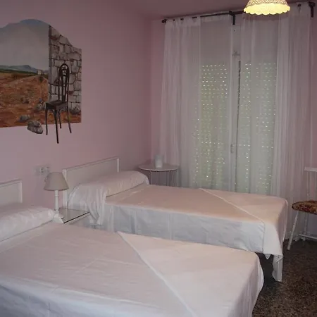 Hostal Isabel II Figueres  Room photo