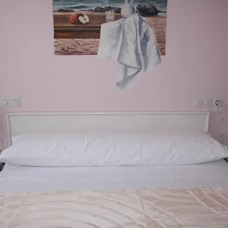 Hostal Isabel II Figueres  Room photo